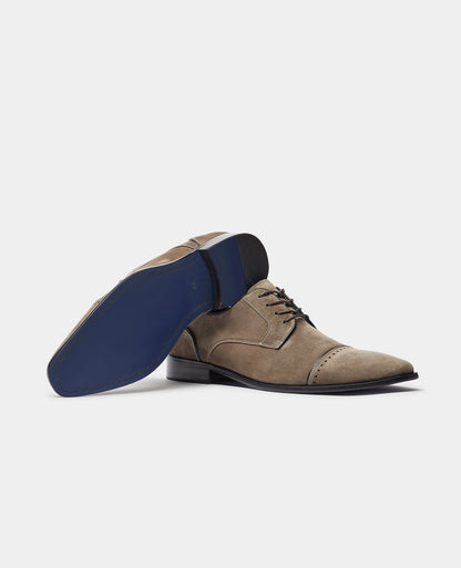 Man wearing a grey Suede Bonuci