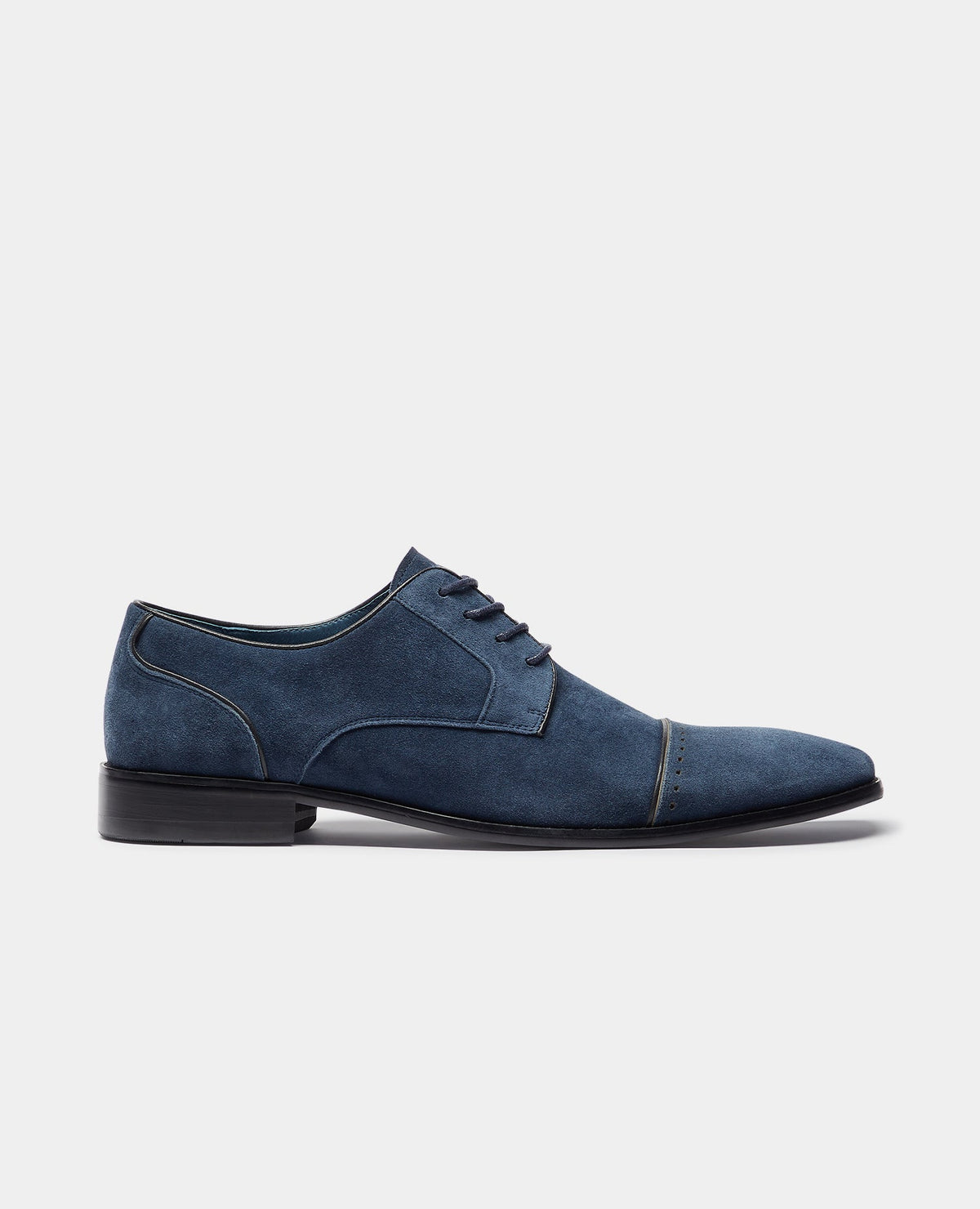 Man wearing a blue Suede Bonuci