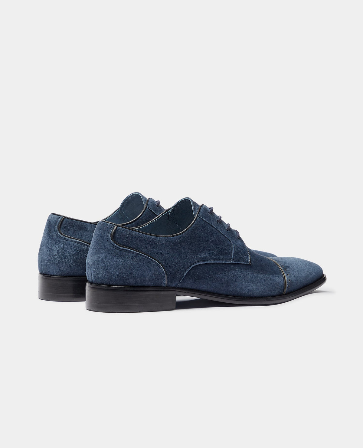 Man wearing a blue Suede Bonuci