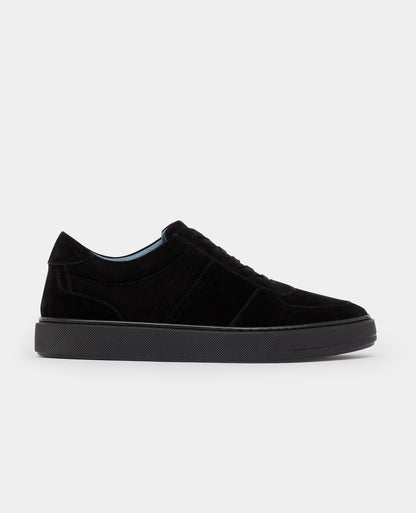 Man wearing a black Suede Enrico Trainer