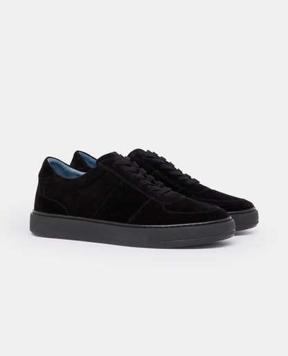 Man wearing a black Suede Enrico Trainer