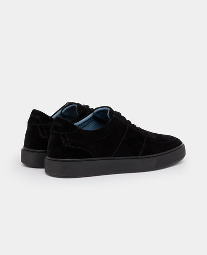 Man wearing a black Suede Enrico Trainer