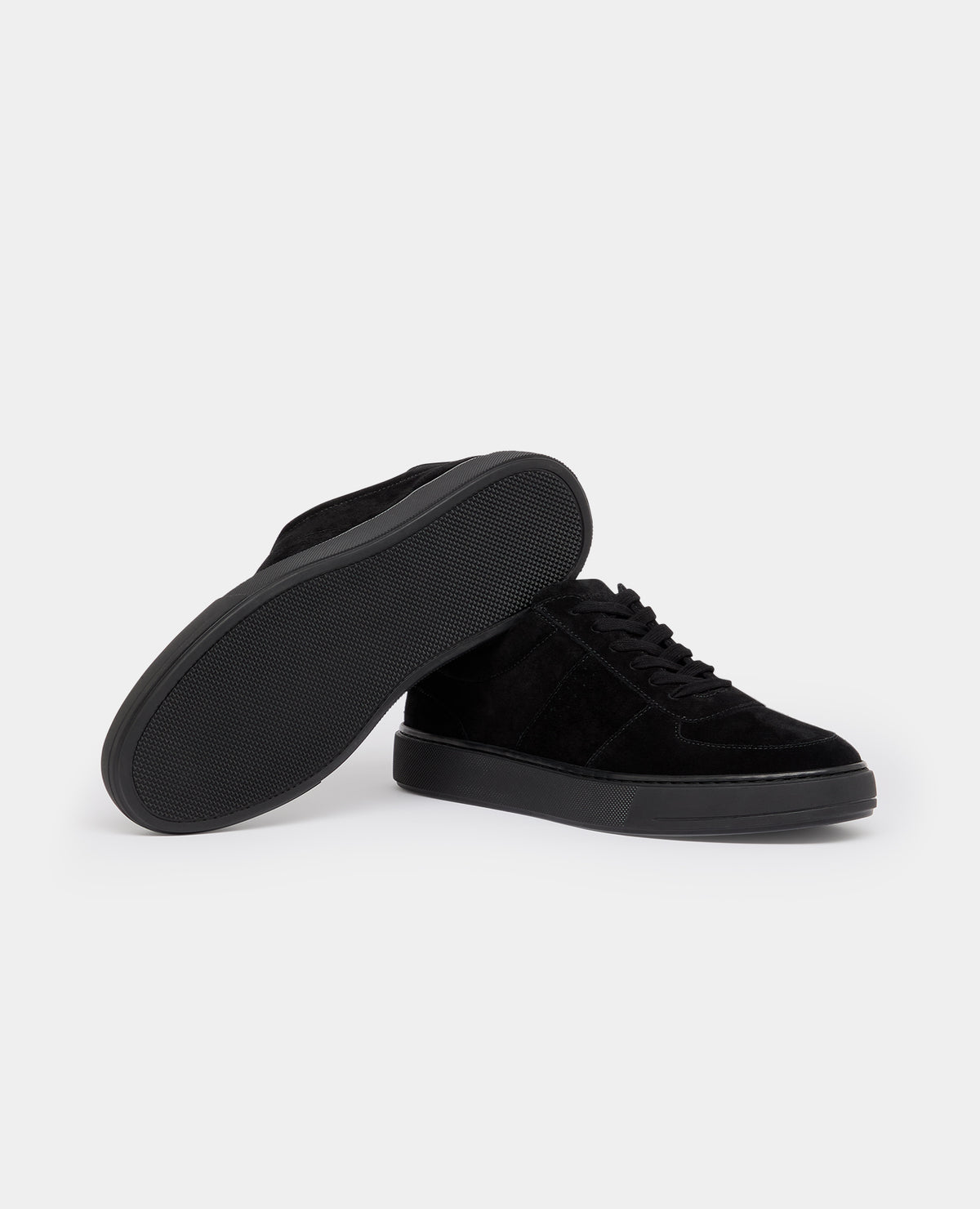 Man wearing a black Suede Enrico Trainer