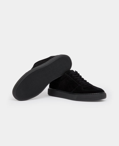 Man wearing a black Suede Enrico Trainer
