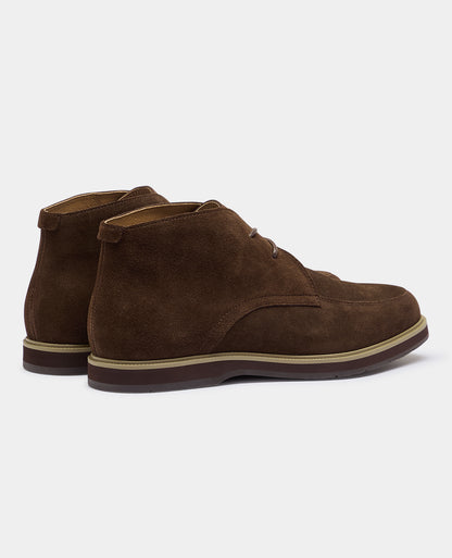 Man wearing a brown Shoe