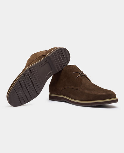 Man wearing a brown Shoe