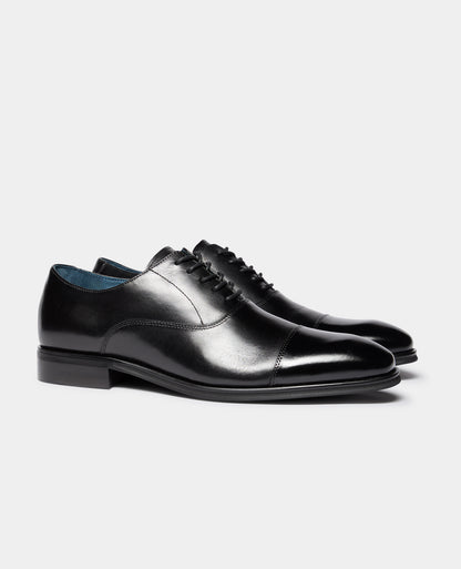 Man wearing a black Leather Garda Shoe
